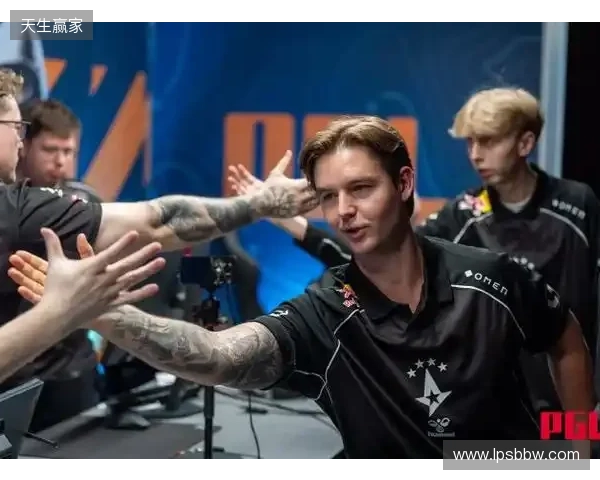 飞踹座椅染红!玉昆官方:门将教练米克尔造成恶劣影响,罚款2万